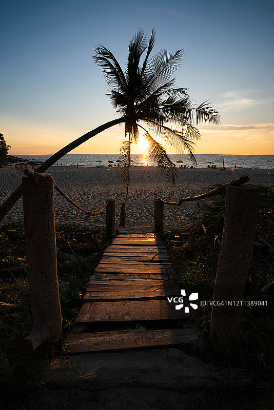 普吉岛苏林海滩和芭东海滩的壮丽日落图片素材