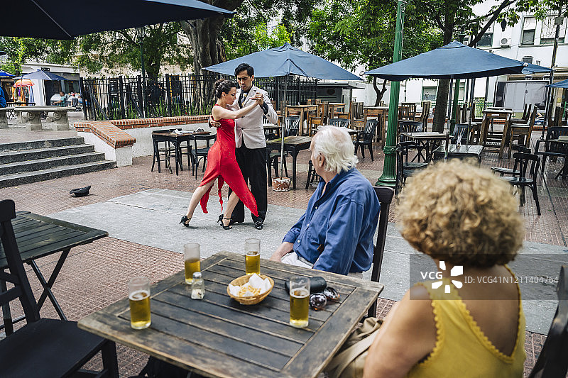 布宜诺斯艾利斯老年人观看精湛探戈舞者图片素材