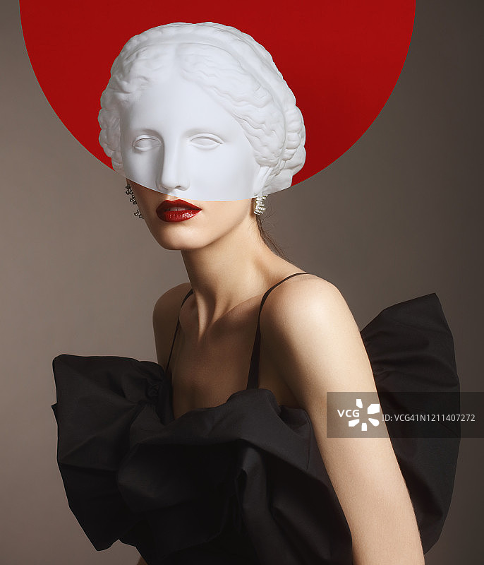 女性与希腊女神石膏头像拼贴图片素材