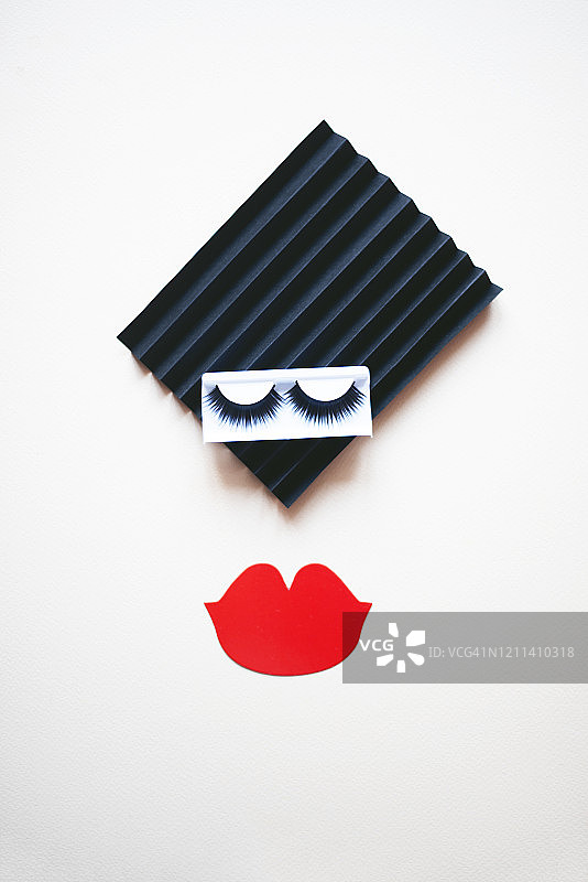 纸制假睫毛和嘴唇的女性面部图片素材