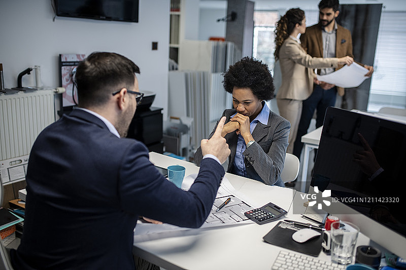 愤怒的经理在办公室训斥下属图片素材
