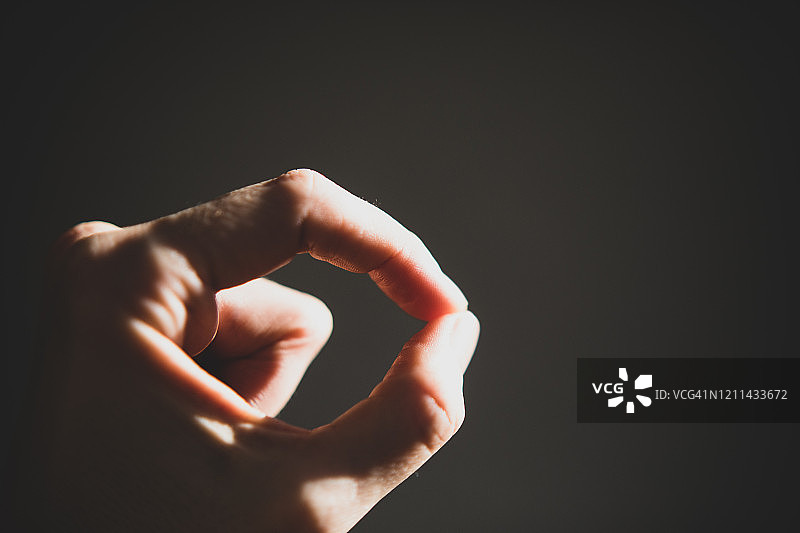 女人做出零的手势图片素材