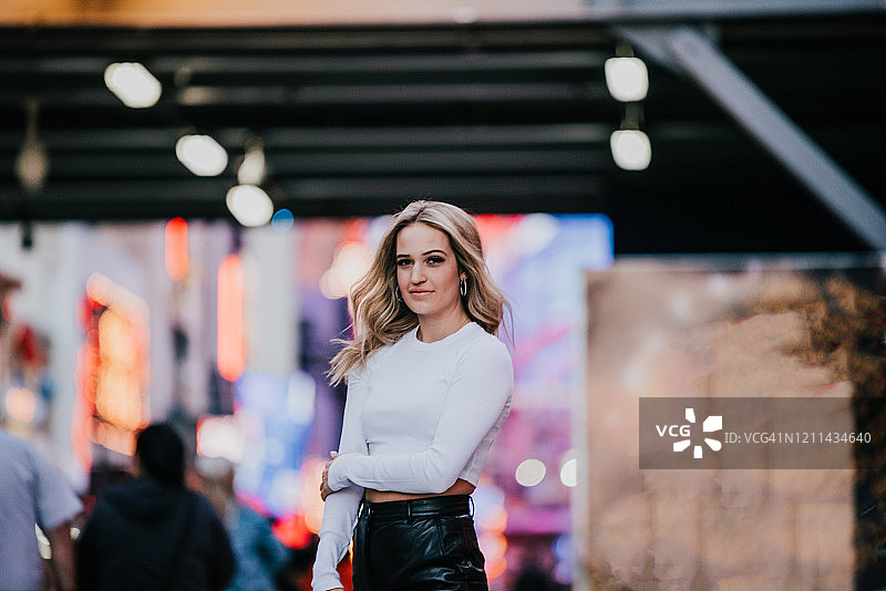 弗里蒙特街上的皮裤金发模特图片素材