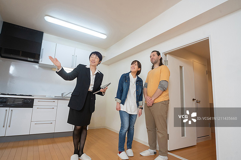 房产经纪人向顾客展示公寓图片素材
