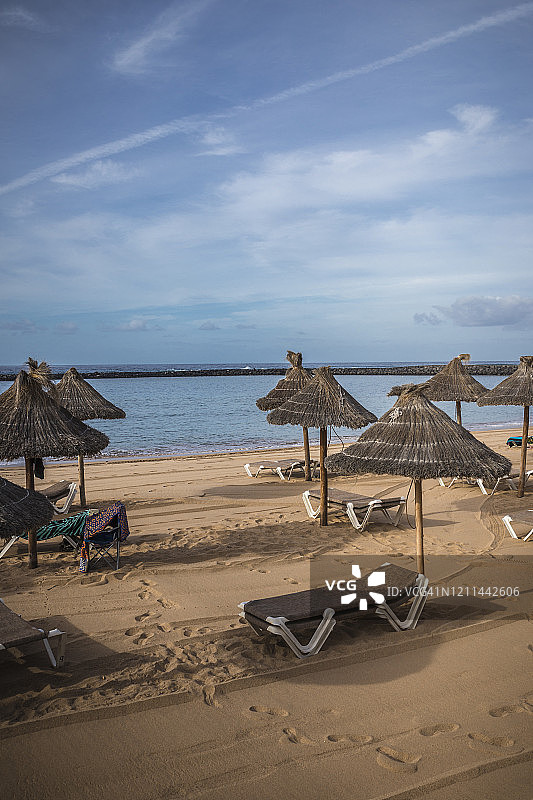海滩上的阳伞和日光躺椅（西班牙特内里费岛，阿德赫海岸和美洲海滩）图片素材