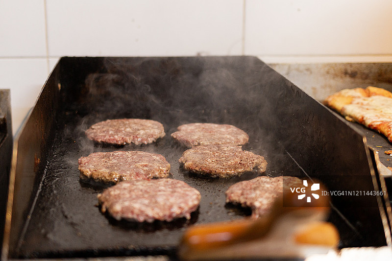 铁板上烹饪的生汉堡图片素材