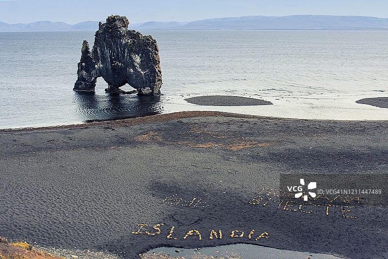 冰岛北部海中奇岩：鬼怪岩，如恐龙饮水图片素材
