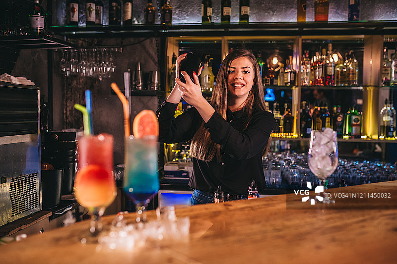 调酒师调制鸡尾酒饮品图片素材