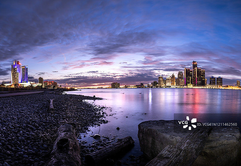 密歇根州底特律 - 黄昏时的城市天际线图片素材