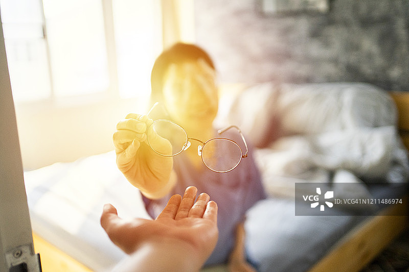 亚洲青少年女性在激光手术后感觉快乐图片素材