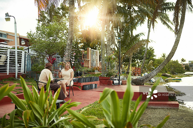 享受户外下午茶的中老年朋友图片素材