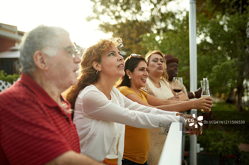 50多岁、60多岁和70多岁的朋友在阳台上享受派对图片素材