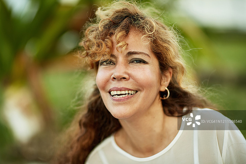 户外54岁微笑的西班牙裔女性肖像图片素材