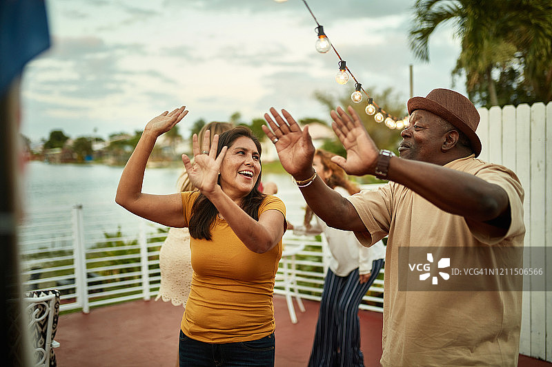 非裔美国男人教西班牙裔女人跳舞图片素材