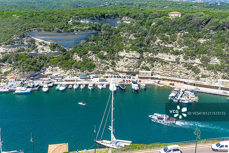 从上方俯瞰博尼法乔港和法国科西嘉岛巴斯蒂亚的圣约翰教堂图片素材