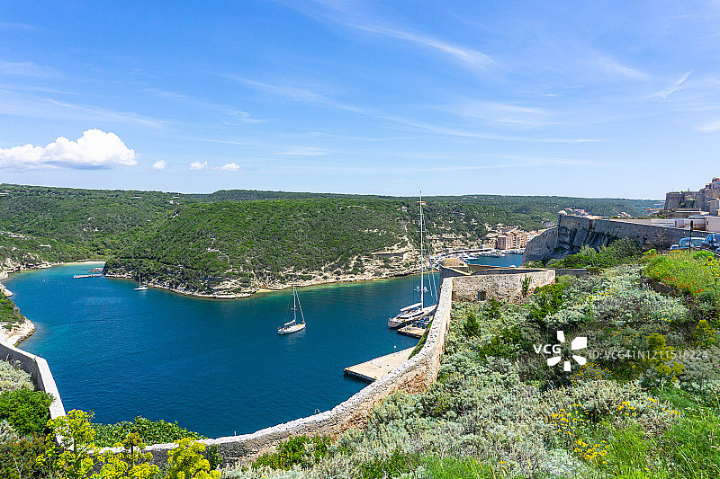 从上方俯瞰博尼法乔港和法国科西嘉岛巴斯蒂亚的圣约翰教堂图片素材