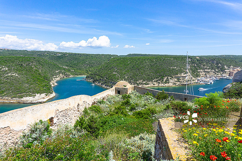从上方俯瞰博尼法乔港和法国科西嘉岛巴斯蒂亚的圣约翰教堂图片素材