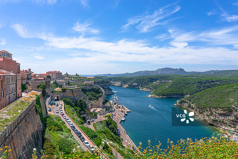 从上方俯瞰博尼法乔港和法国科西嘉岛巴斯蒂亚的圣约翰教堂图片素材