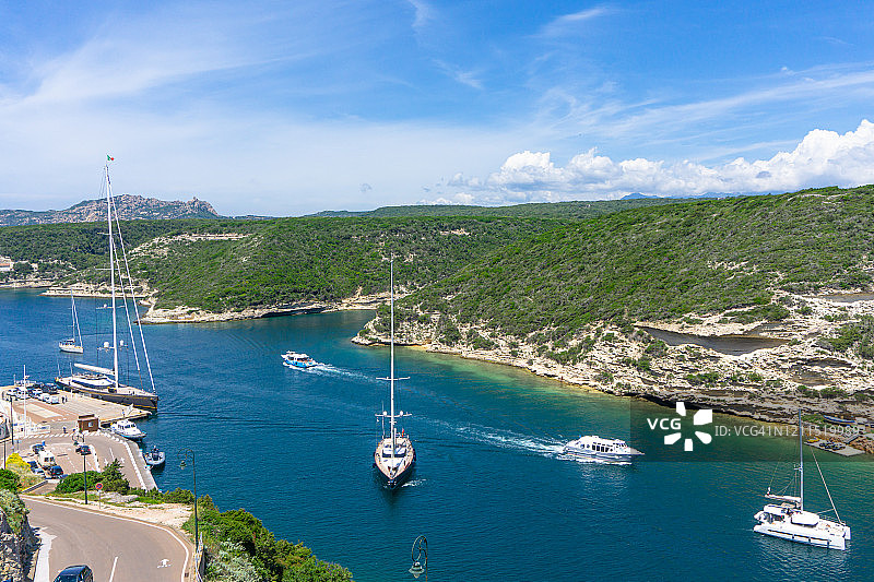 从上方俯瞰博尼法乔港和法国科西嘉岛巴斯蒂亚的圣约翰教堂图片素材