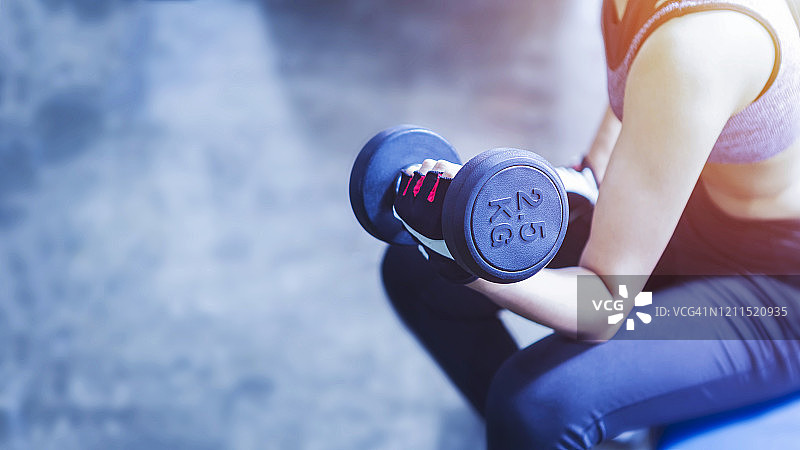 健身房里年轻有魅力的运动型腹部。有文字的自由空间图片素材