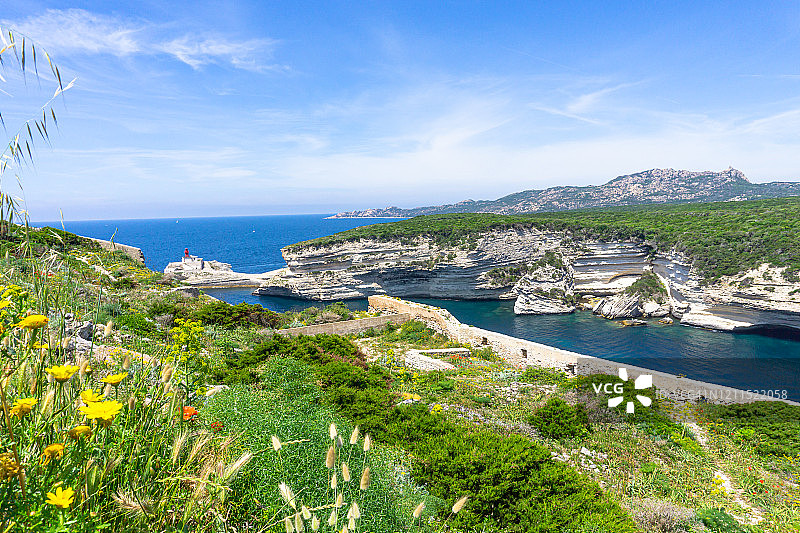 从上方俯瞰博尼法乔港和法国科西嘉岛巴斯蒂亚的圣约翰教堂图片素材
