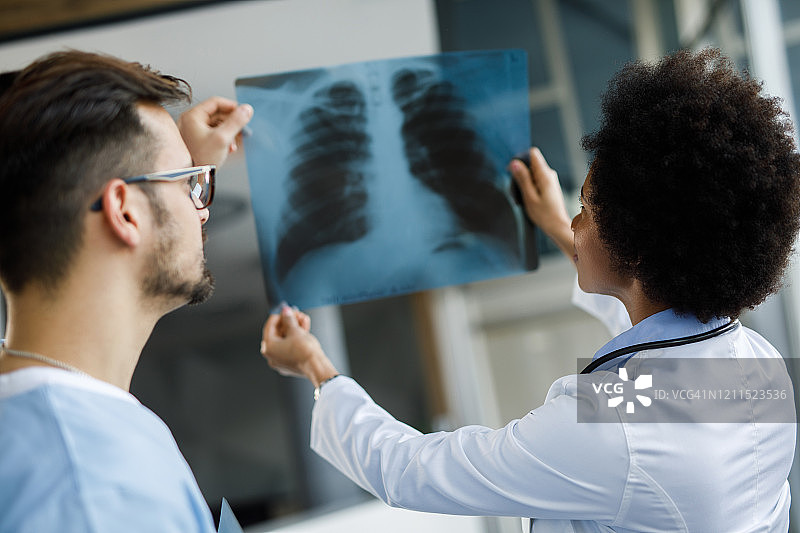 团队合作进行诊断图片素材