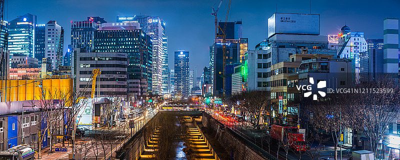 霓虹灯之夜首尔城市景观摩天大楼照亮清溪川全景韩国图片素材