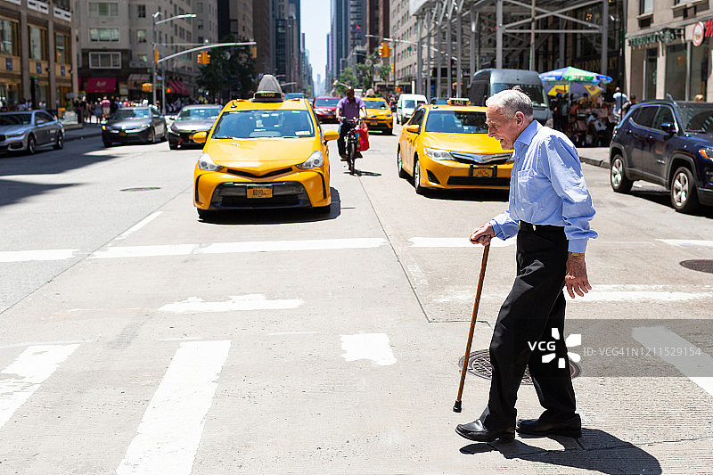 在纽约市过马路的年长男人图片素材
