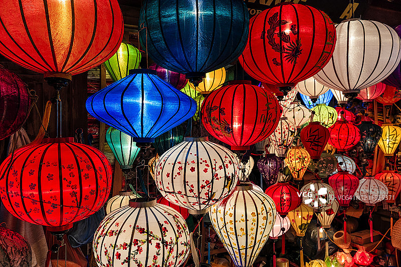 越南会安市的传统丝绸吊灯笼图片素材