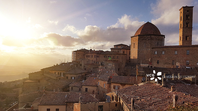 意大利托斯卡纳锡耶纳省沃尔泰拉中世纪山城全景图片素材
