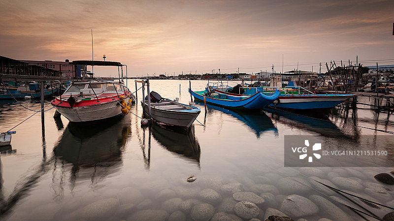 中国台湾港口内的船只和舢板图片素材