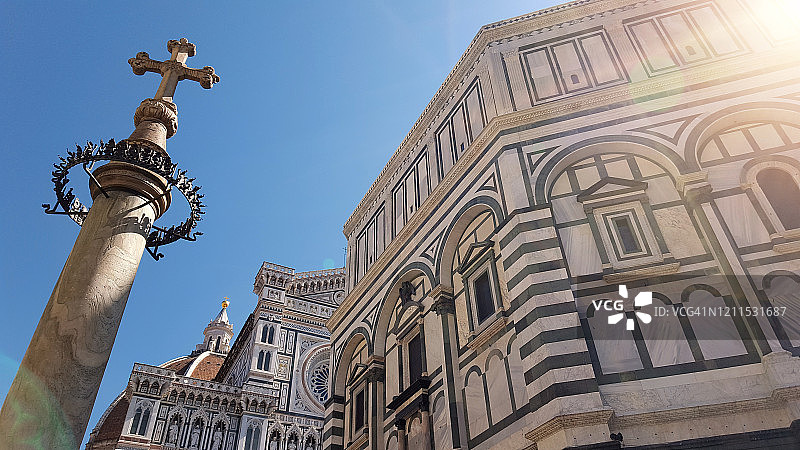 佛罗伦萨历史中心的主教座堂广场（大教堂广场），有大教堂和佛罗伦萨洗礼堂图片素材