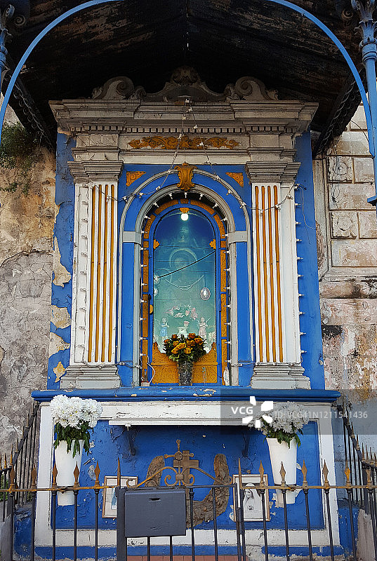 意大利西西里岛卡塔尼亚住宅楼外墙上华丽的巴洛克式还愿神龛图片素材