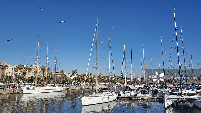 西班牙巴塞罗那韦尔港码头的帆船图片素材