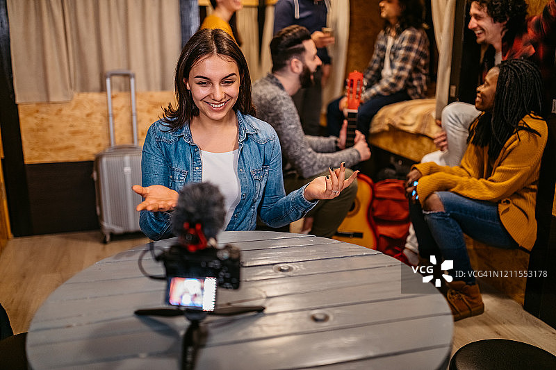 女人在青年旅社房间里录制Vlog图片素材