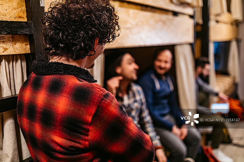 朋友在旅馆房间里交谈图片素材