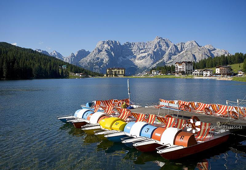 米苏里纳湖的脚踏船与索拉皮斯山，多洛米蒂，贝卢诺省，意大利图片素材