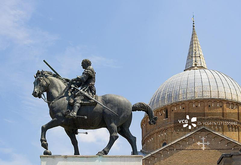 加塔梅拉塔骑马雕像，圣安东尼大教堂广场，意大利威尼托帕多瓦图片素材