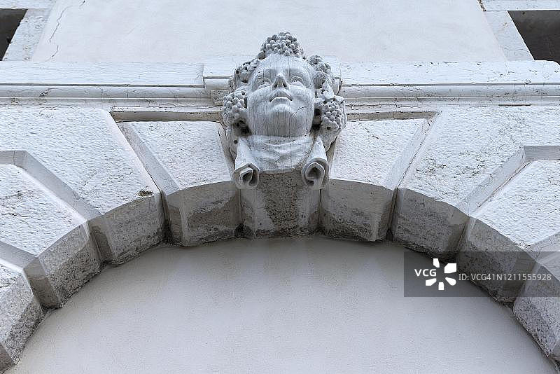 威尼斯入口上方的酒神巴克斯头像图片素材