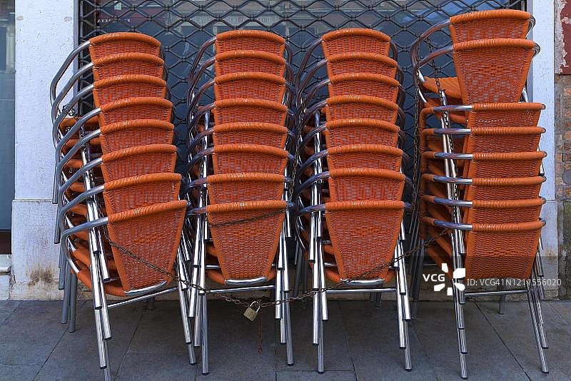 威尼斯餐厅前的锁着的叠椅（意大利威尼托）图片素材