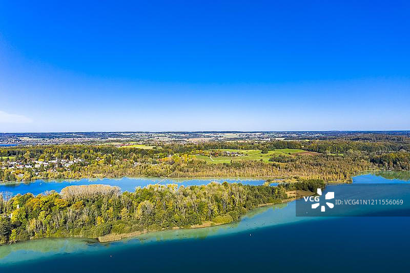 韦尔特湖及韦尔特insel岛鸟瞰图，德国巴伐利亚图片素材