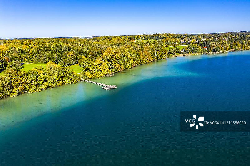 韦尔特湖及韦尔特insel岛鸟瞰图，德国巴伐利亚图片素材