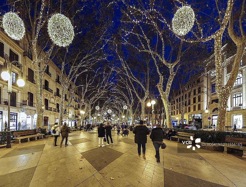 西班牙马略卡岛帕尔马的兰布拉大道，圣诞灯饰图片素材