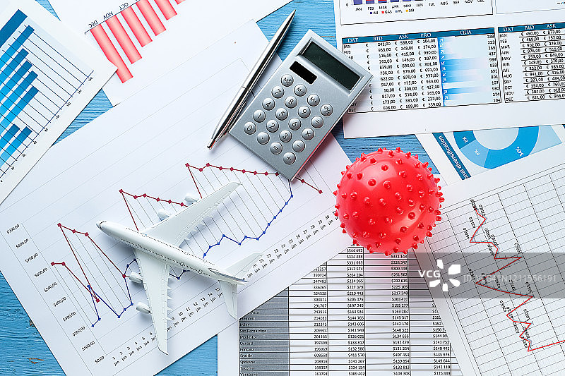 图表与柱状图：疫情导致全球经济衰退概念图片素材