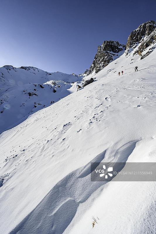 冬季滑雪旅行者攀登奥地利蒂罗尔州图克斯阿尔卑斯山瓦滕塔勒利祖姆的盖尔斯皮兹山图片素材