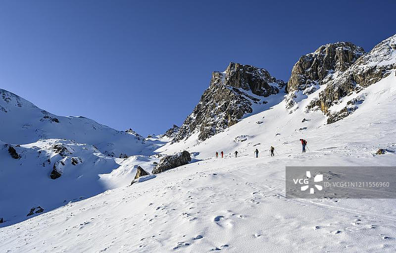 冬季滑雪旅行者攀登奥地利蒂罗尔州图克斯阿尔卑斯山瓦滕塔勒利祖姆的盖尔斯皮兹山图片素材