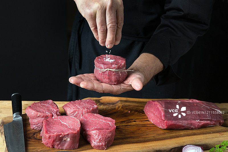 厨师给牛排撒盐图片素材