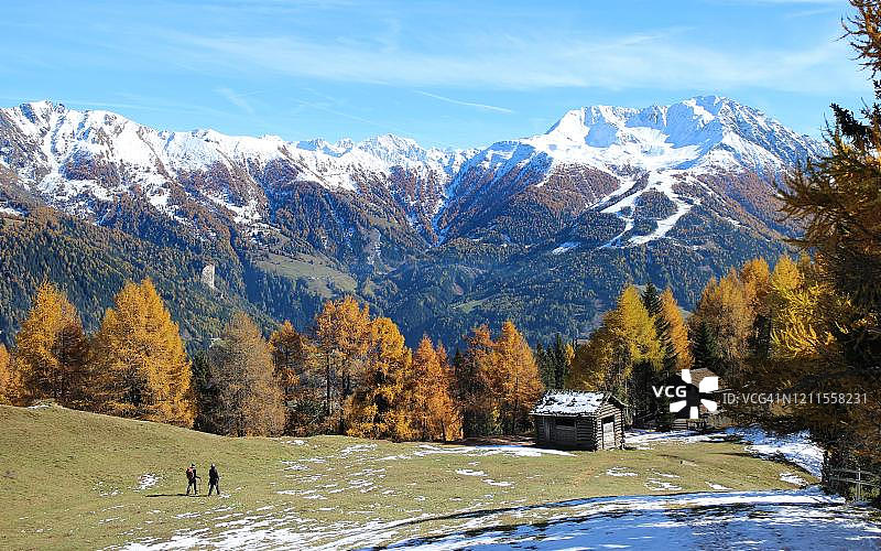 奥地利东蒂罗尔处女谷：徒步者与秋日美景图片素材