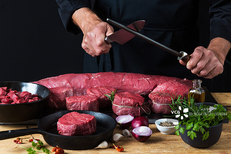 厨师切牛排图片素材