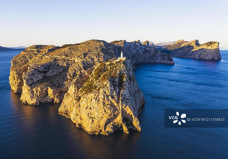 马略卡岛福门托角灯塔晨曦鸟瞰，西班牙巴利阿里群岛图片素材